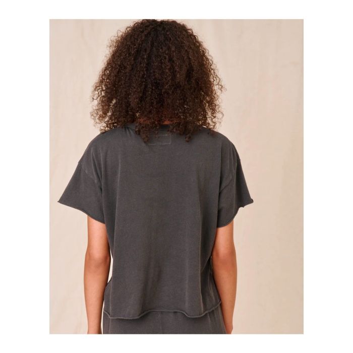 T-Shirt court manches courtes, encolure ronde en jersey de coton noir délavé Washed Black Crop Tee The Great. Porté de dos.
