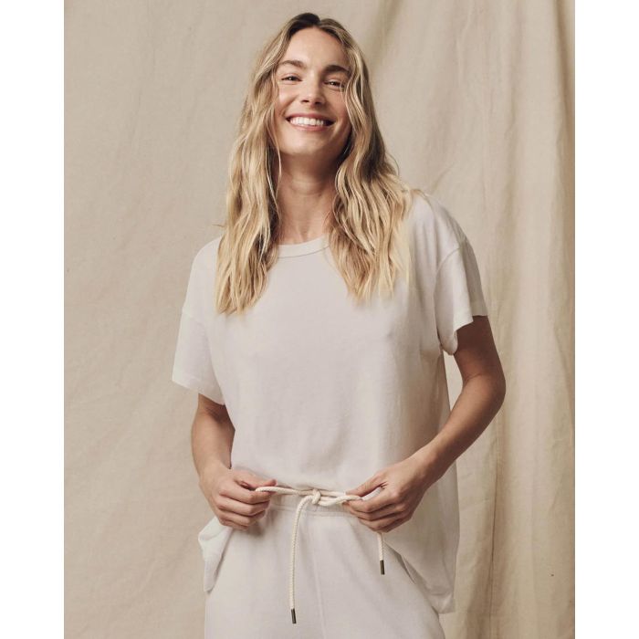 Tee-shirt en coton écru The Boxy Crew de The Great, porté avec un bas de jogging décontracté pour un look effortless.
