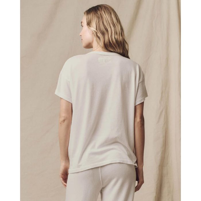 Tee-shirt en coton écru The Boxy Crew de The Great, porté de dos avec un bas de jogging décontracté pour un look effortless.
