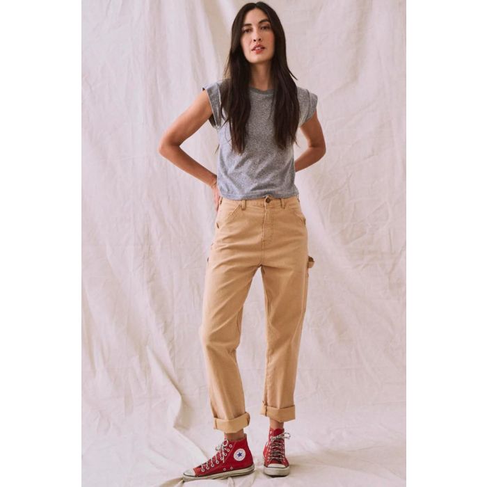 T-shirt manches courtes raccourcies encolure ronde en jersey gris chiné Peak Shoulder The Great. Porté de face avec un pantalon en toile beige.