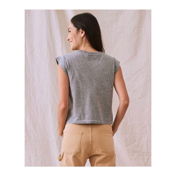 T-shirt manches courtes raccourcies encolure ronde en jersey gris chiné Peak Shoulder The Great. Porté de dos. 