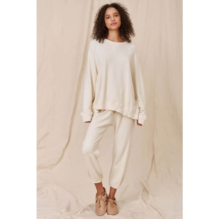 Sweatshirt Slouch The Great en coton écru. Porté avec un jogging écru. 