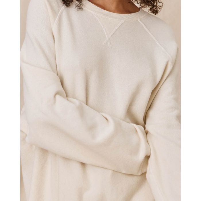Sweatshirt Slouch The Great en coton écru. Porté vue face. 