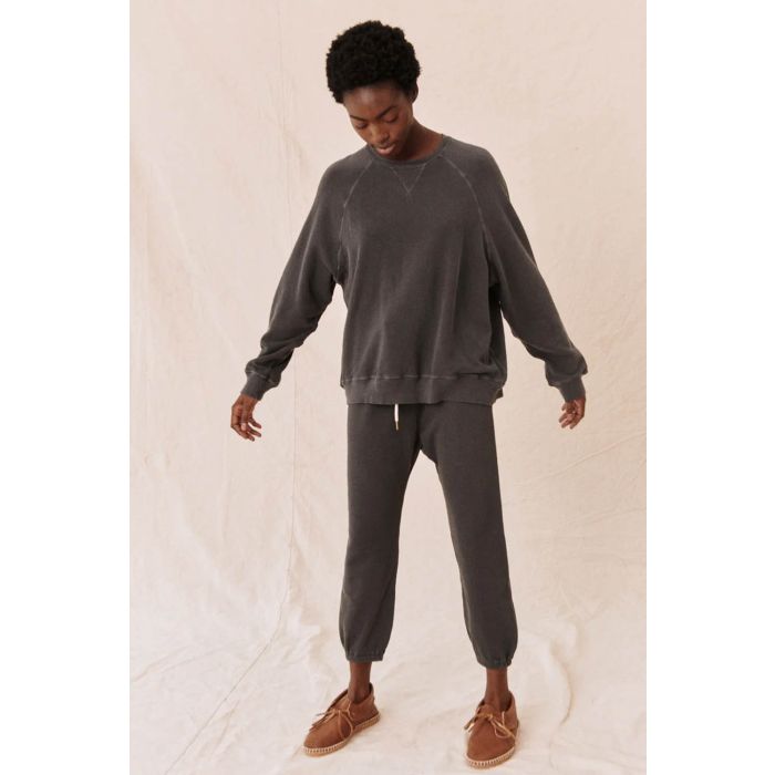 Sweatshirt Slouch The Great en coton noir délavé. Porté avec un jogging noir délavé. Vue face. 