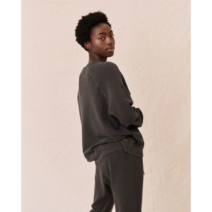 Sweatshirt Slouch The Great en coton noir délavé. Porté avec un jogging noir délavé. Vue dos.
