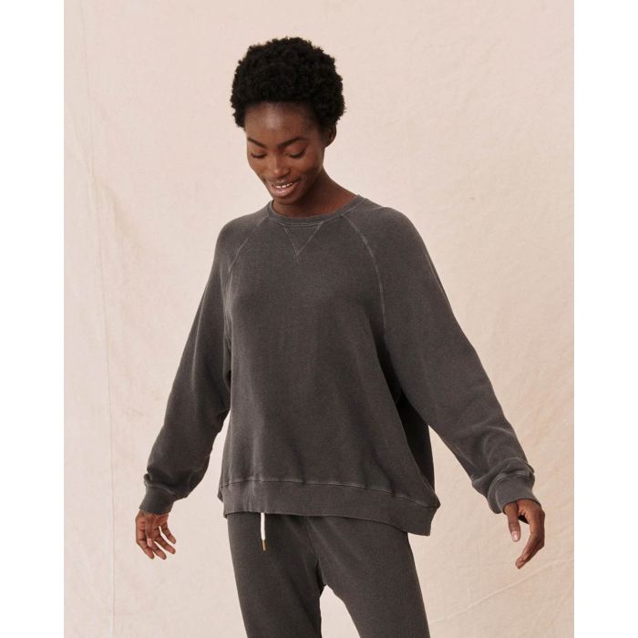 Sweatshirt Slouch The Great en coton noir délavé. Porté avec un jogging noir délavé. Vue face. 