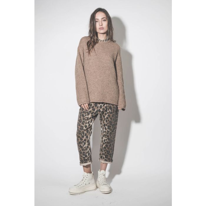 Pull col rond oversize en alpaga camel Thibault Van Der Straete. Porté de face.