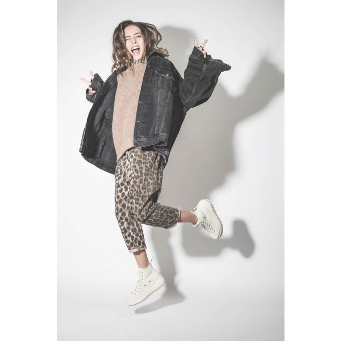 Pull col rond oversize en alpaga camel Thibault Van Der Straete. Porté avec un blouson en jean noir oversize. 