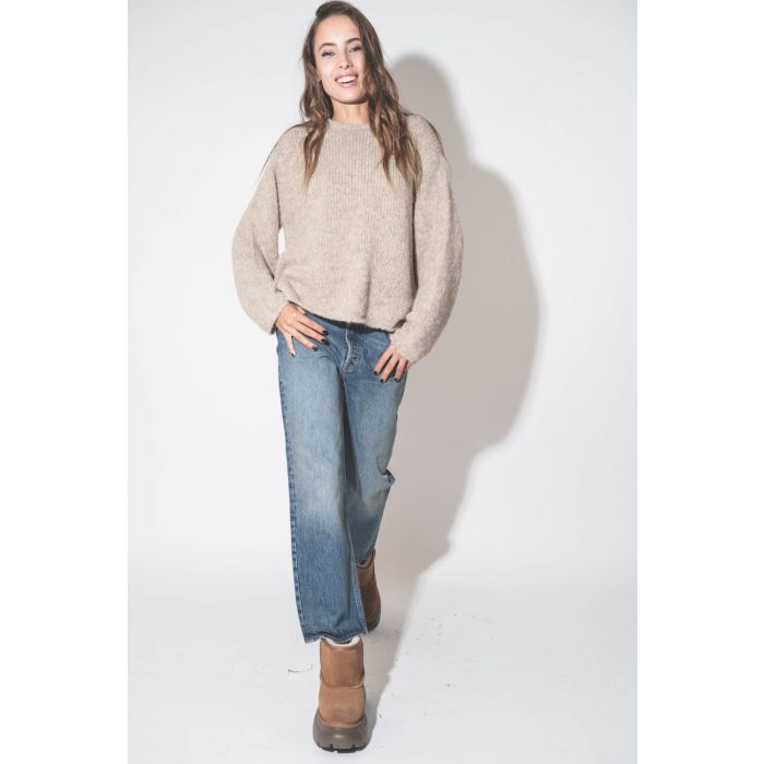 Pull droit col rond en alpaga uni beige clair Thibault Van Der Straete. Porté avec un jean boyfriend bleu.