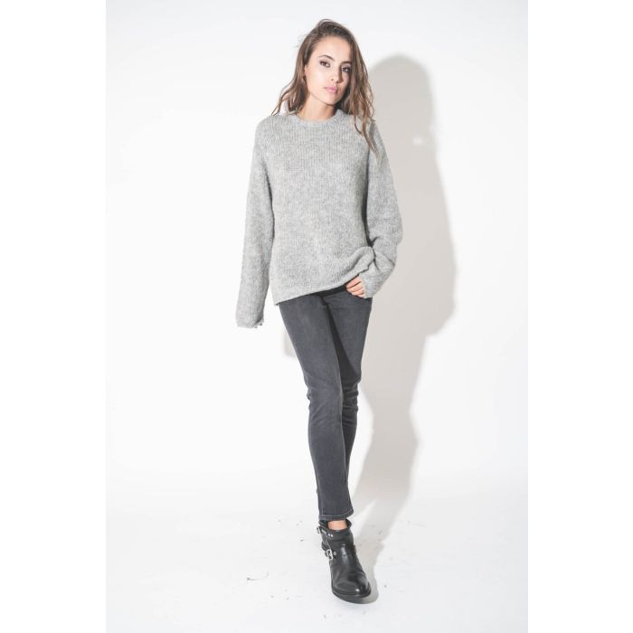 Pull droit col rond en alpaga uni gris clair Thibault Van Der Straete. Porté sur un jean skinny.