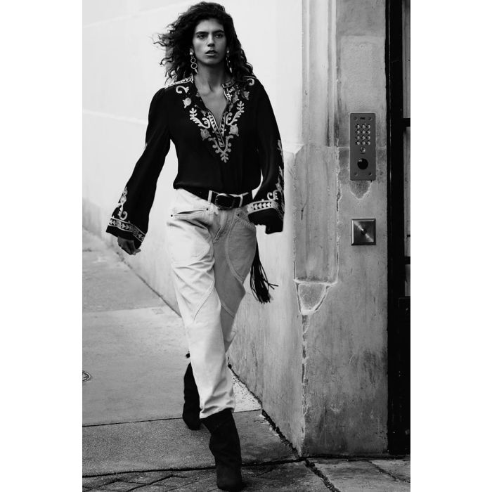 Blouse Falonne Isabel Marant Etoile en crêpe noir brodé écru. Porté avec un jean écru. 