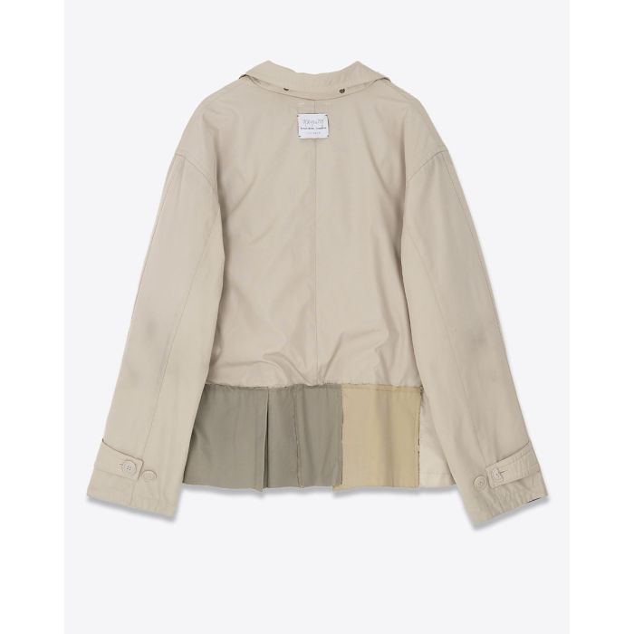 Trench court beige en tissus recyclés, création unique Yekaterina Ivankova. Vue de dos.