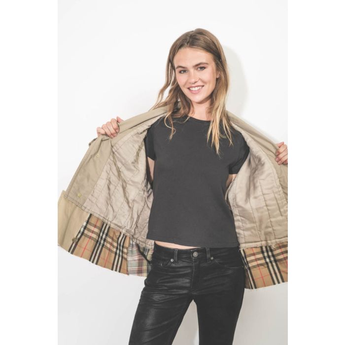 Pièce artisanale unique, manteau court beige upcyclé par Yekaterina Ivankova. Détail de l'intérieur matelassé. 