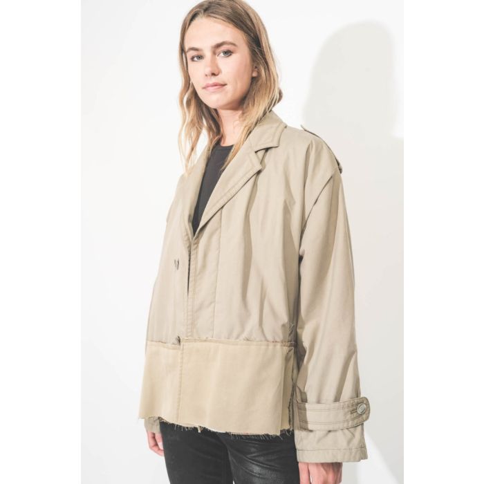 Trench court beige en tissus recyclés, création unique Yekaterina Ivankova. Porté de profil.