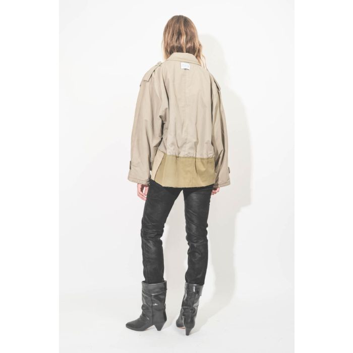 Manteau court beige upcyclé Yekaterina Ivankova, pièce unique esprit trench porté de dos.