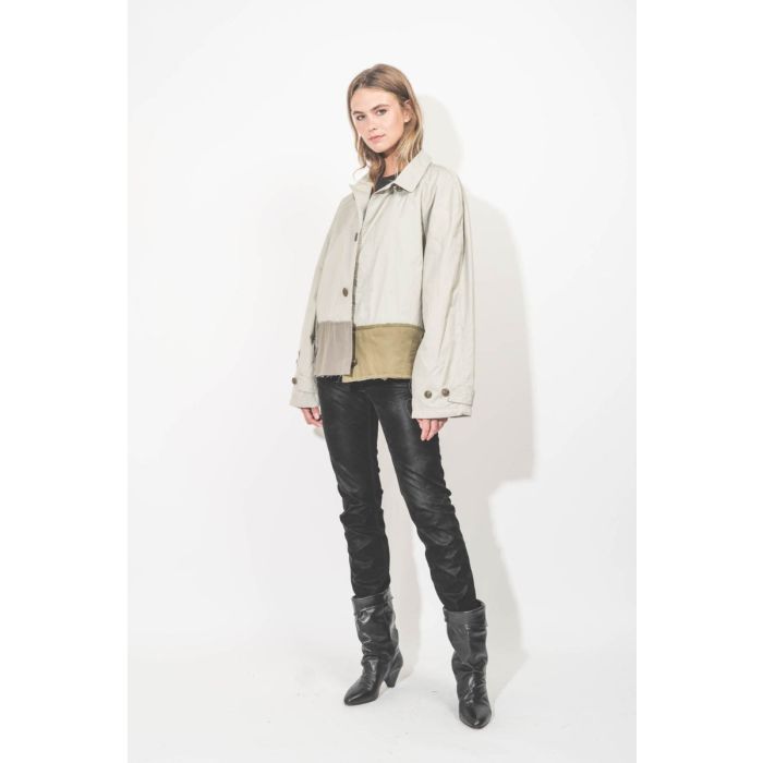 Veste courte esprit trench Oligos en coton upcyclé, pièce unique Yekaterina Ivankova portée avec un jean slim en faux cuir noir.
