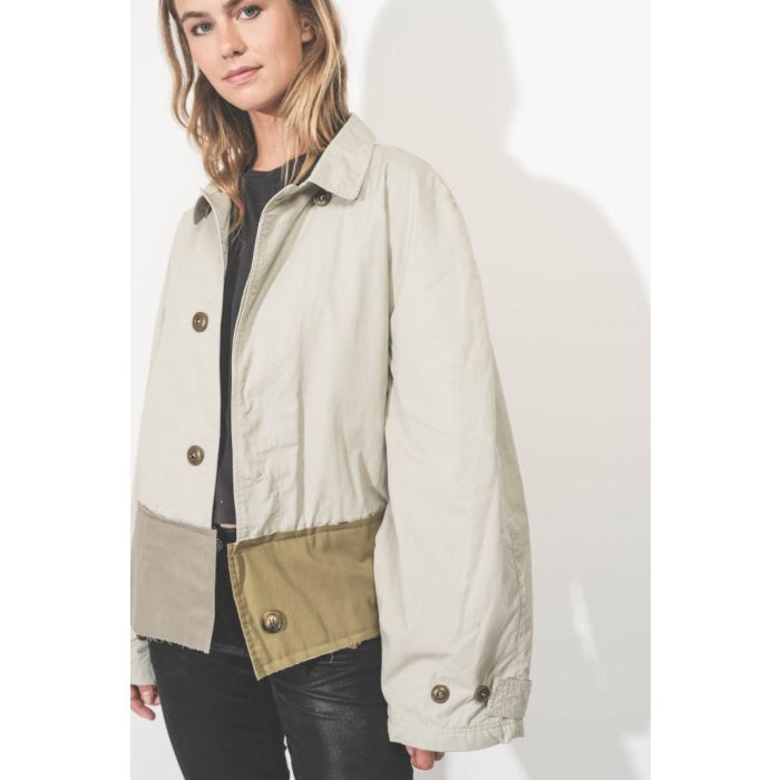 Trench court Oligos en tissus recyclés beige, création unique Yekaterina Ivankova porté de profil.