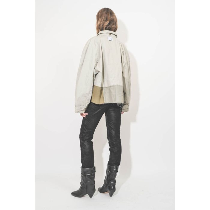 Pièce unique Oligos, veste courte esprit trench en coton upcyclé, Yekaterina Ivankova portée de dos.