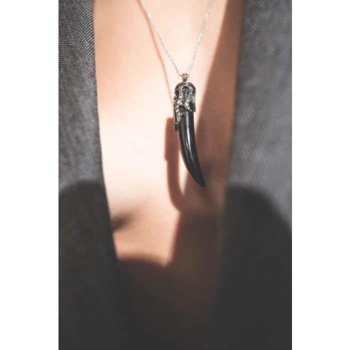 Pendentif en onyx noir et diamants Vanessa De Jaegher. Porté court sur une chaine en argent.