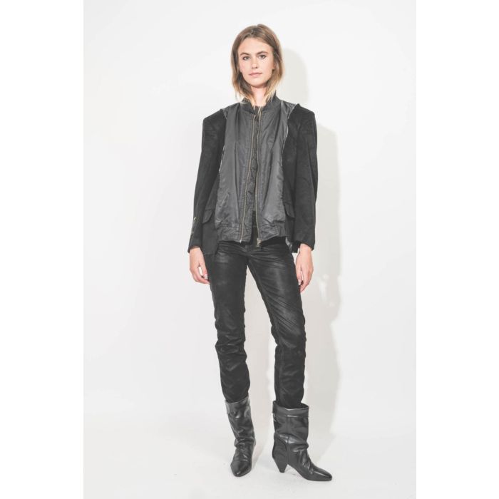 Veste hybride upcyclée mélangeant bomber et cachemire par Yekaterina Ivankova, pièce unique fabriquée à la main en Italie. Portée de face avec un jean slim en faux cuir.