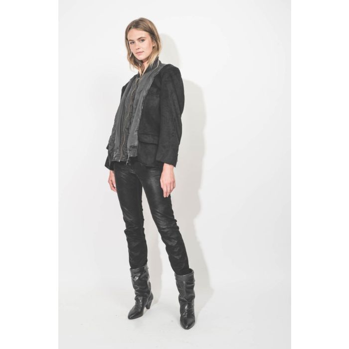 Veste hybride upcyclée mélangeant bomber et cachemire par Yekaterina Ivankova, pièce unique fabriquée à la main en Italie. Portée de profil.