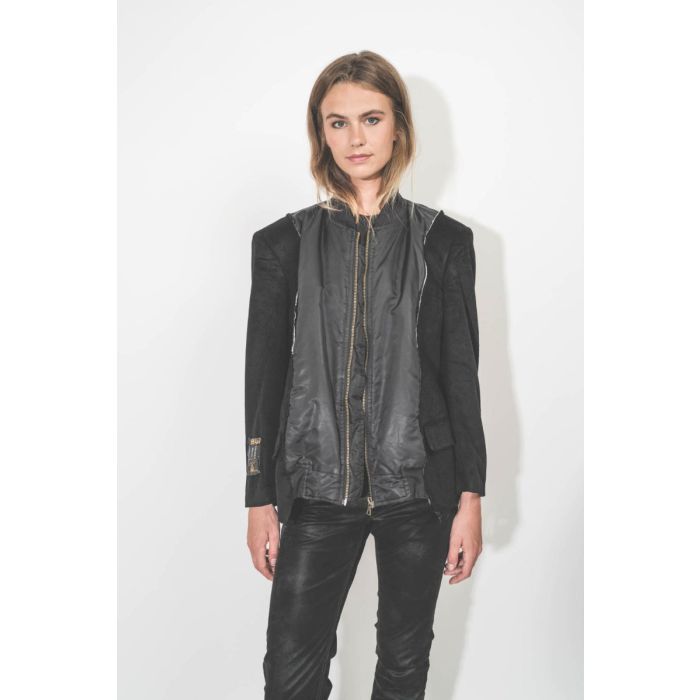 Veste hybride upcyclée mélangeant bomber et cachemire par Yekaterina Ivankova, pièce unique fabriquée à la main en Italie. Détail de la fermeture zippée.