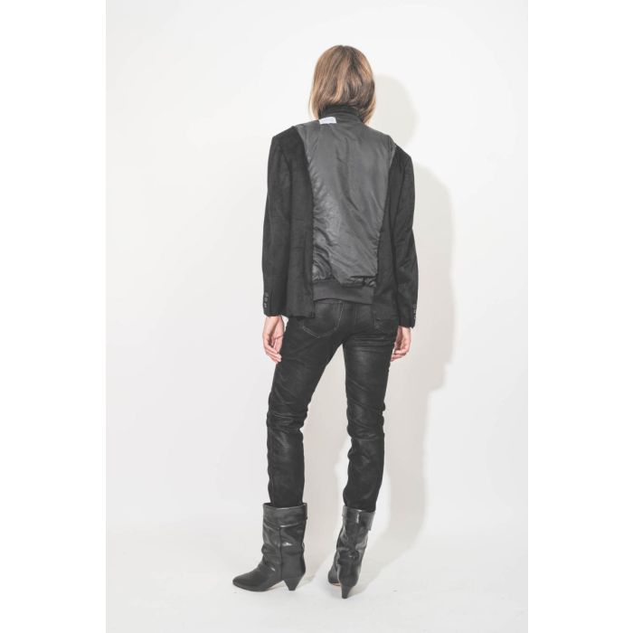 Veste hybride upcyclée mélangeant bomber et cachemire par Yekaterina Ivankova, pièce unique fabriquée à la main en Italie. Portée de dos.