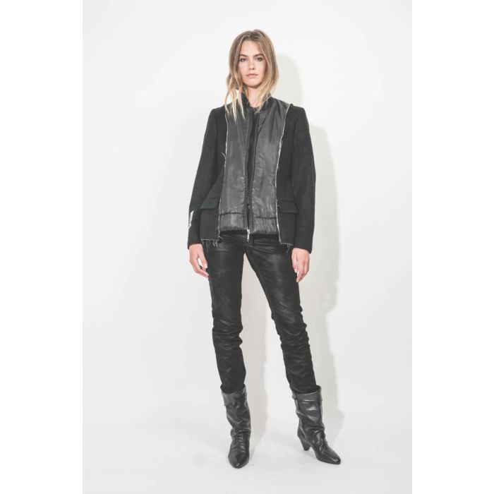 Bomber Profilo upcyclé en cachemire noir et nylon noir par Yekaterina Ivankova, pièce unique fabriquée à la main en Italie. Porté de face avec un jean slim en faux cuir.