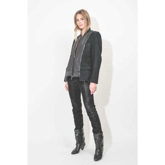 Bomber Profilo upcyclé en cachemire noir et nylon noir par Yekaterina Ivankova, pièce unique fabriquée à la main en Italie. Porté de profil.