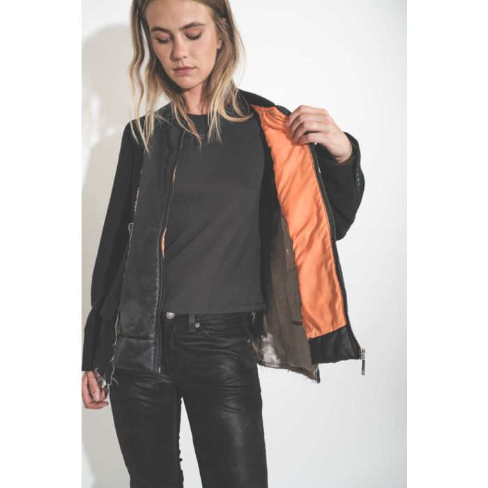 Bomber Profilo upcyclé en cachemire noir et nylon noir par Yekaterina Ivankova, pièce unique fabriquée à la main en Italie. Détail de la veste à l'intérieur.