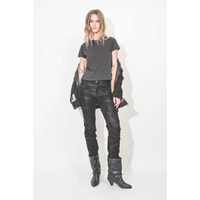 Bomber Profilo upcyclé en cachemire noir et nylon noir par Yekaterina Ivankova, pièce unique fabriquée à la main en Italie. Porté avec un t-shirt noir délavé.