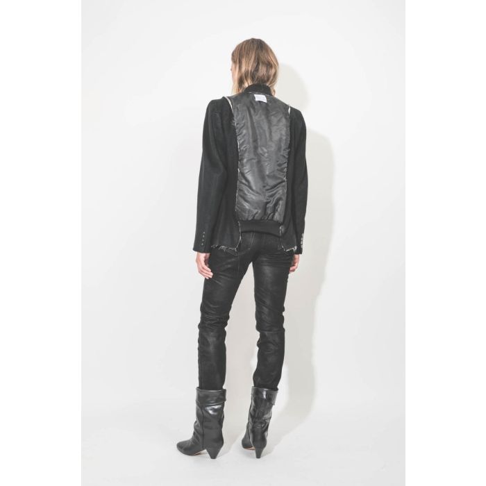 Bomber Profilo upcyclé en cachemire noir et nylon noir par Yekaterina Ivankova, pièce unique fabriquée à la main en Italie. Porté de dos.