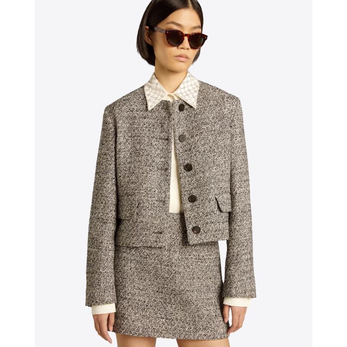 Veste courte en bouclette de coton noir et blanche Golden Goose. Porté avec une chemise col brodé.