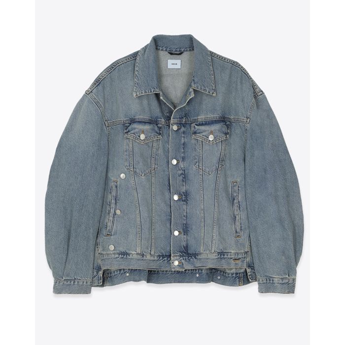 Blouson Janet Haikure en denim bleu Ionic Blue. Face boutonné au centre. 