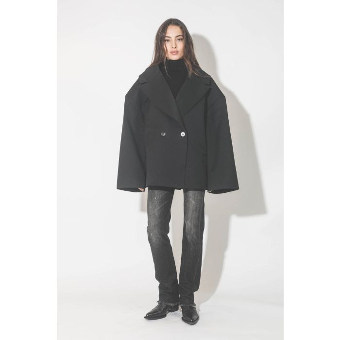 Veste oversize noire Kristeva Vautrait. Porté avec un jeans noir.
