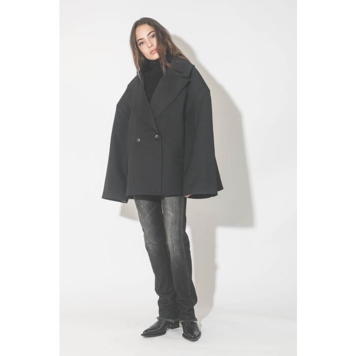 Veste oversize noire Kristeva Vautrait. Porté avec un col roulé noir.