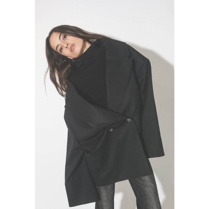 Veste oversize noire Kristeva Vautrait. Détail du col.