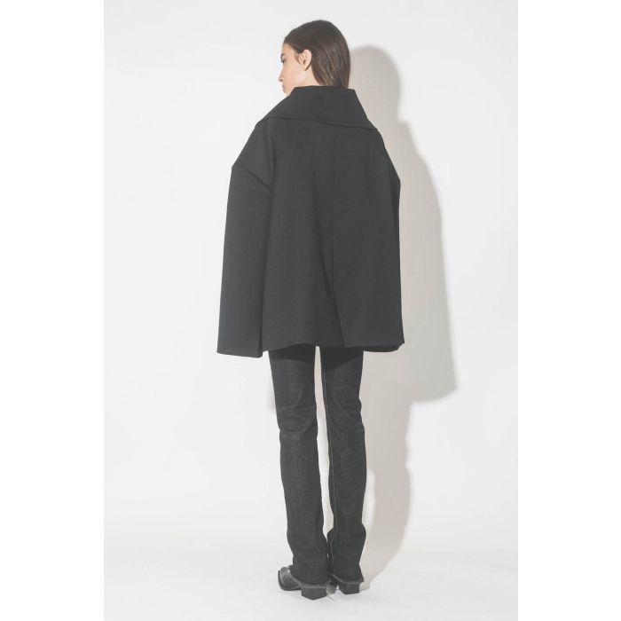 Veste oversize noire Kristeva Vautrait. Porté de dos.