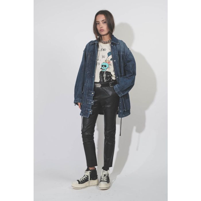 Legging poches italiennes en cuir vegan noir Vis à Vis. Porté avec une veste oversize en jean bleu.