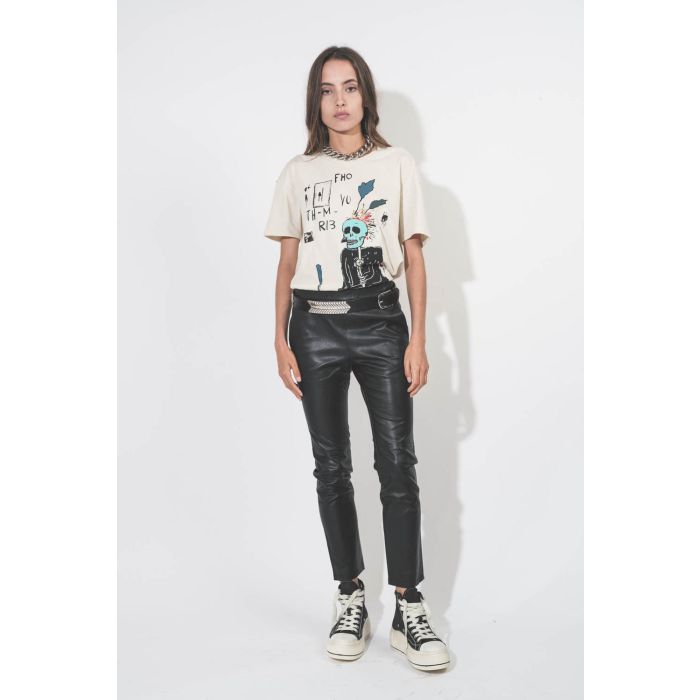 Legging poches italiennes en cuir vegan noir Vis à Vis. Porté de face.