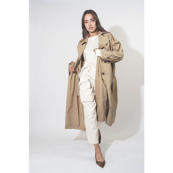 Trench oversized beige Vis à Vis. Porté sur un total look écru.