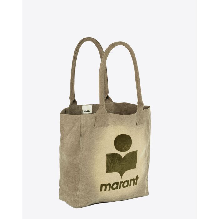 Petit sac cabas Yenky Isabel Marant en toile délavée kaki avec logo. Vue trois quart. 

