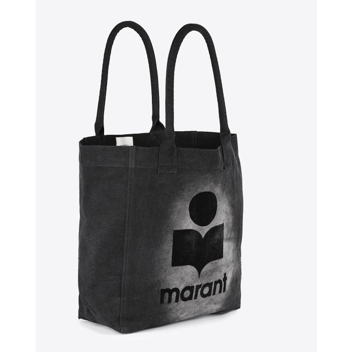 Sac cabas Yenky Isabel Marant noir délavé avec logo. Vue trois quart. 
