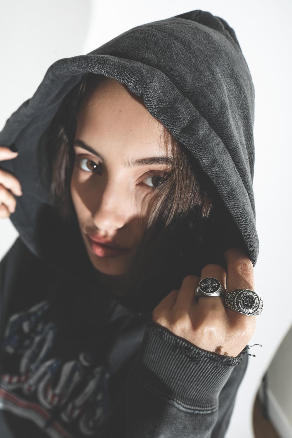 Bague chevalière De Jaegher en argent noirci et diamants, portée avec la chevalière Mad 1969.