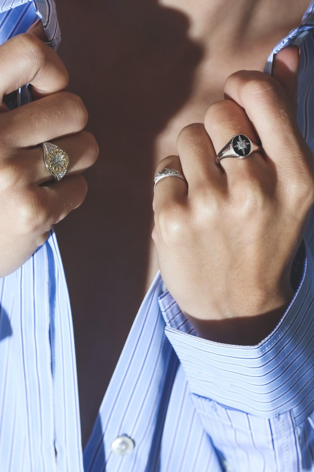 Bague chevalière Make a Wish De Jaegher en argent, onyx et diamants, portée au majeur.