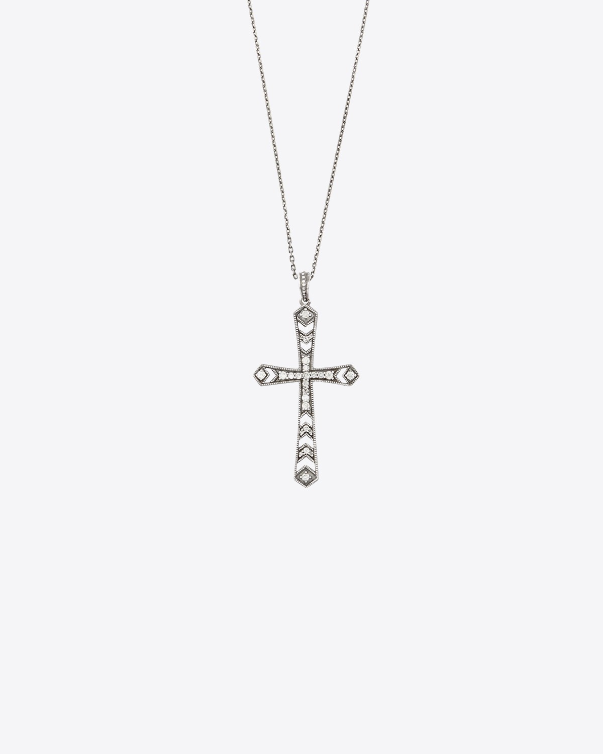 Pendentif Croix Seventh Heaven argent noirci et diamants De Jaegher. Vue sur une chaîne en argent.  