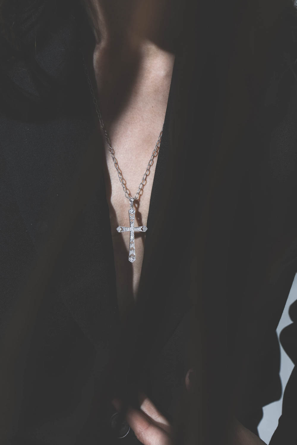 Pendentif croix en argent et diamants blancs Seven De Jaegher. 