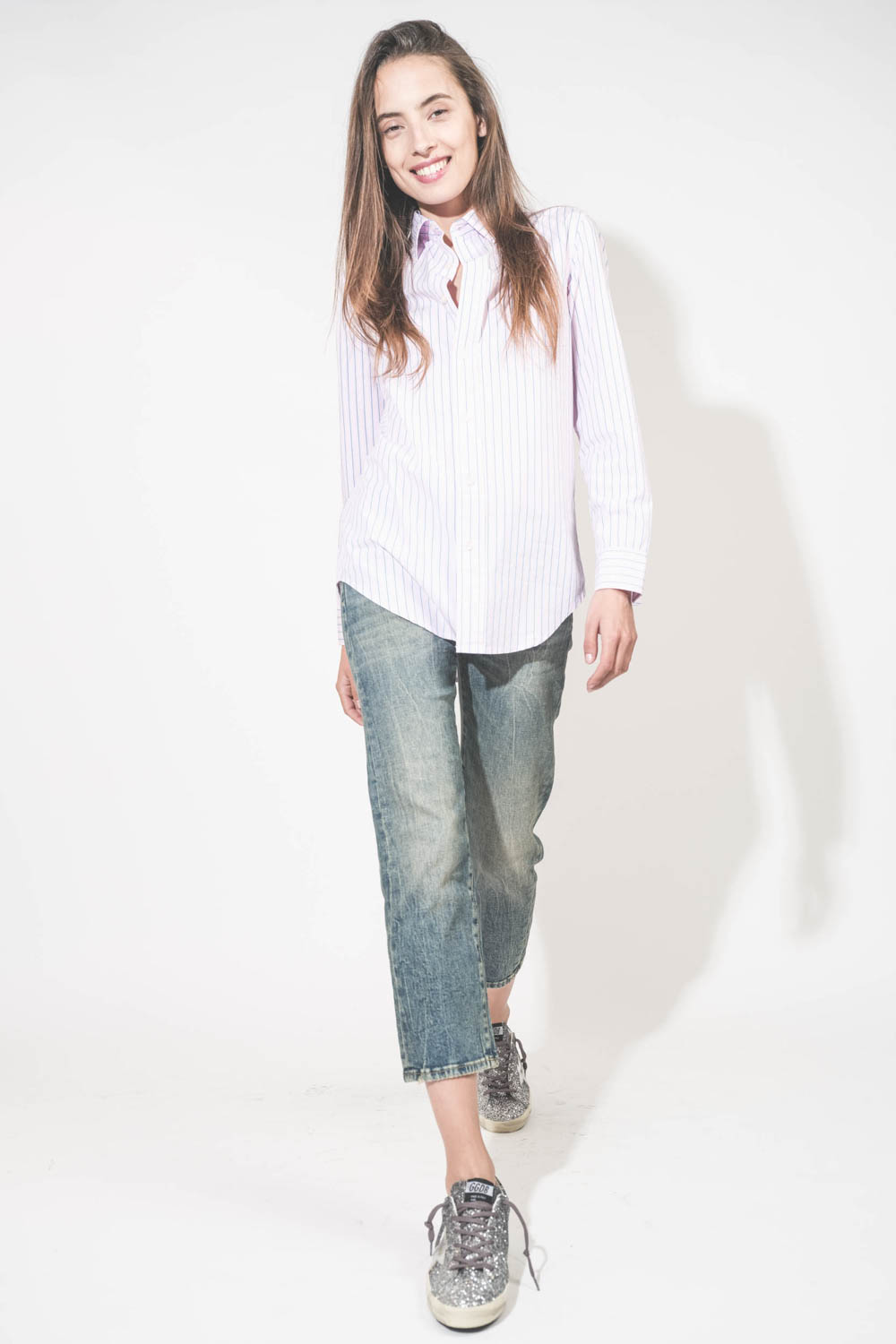 Chemise en popeline de coton rayé rose-bleu-blanc Boyfriend Denimist. Portée de face avec un jean Boy Straight bleu R13 denim et des sneakers en cuir à paillettes Super-Star Golden Goose. 