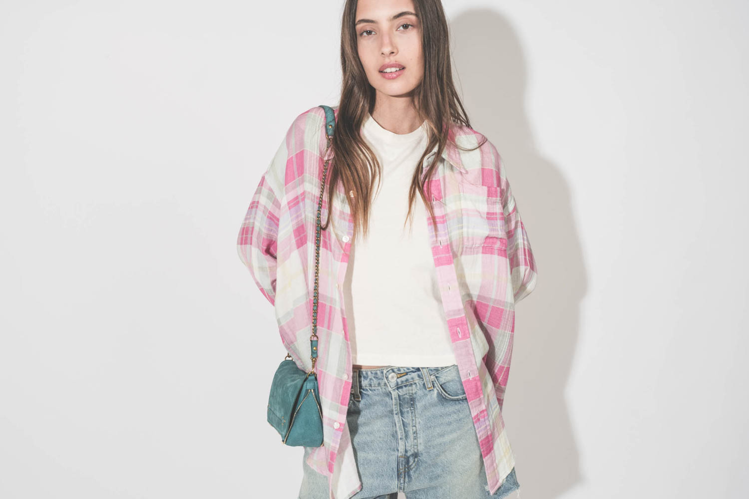 Chemise oversize à carreaux roses Button Front Denimist. Porté ouverte avec un tee-shirt Peak Shoulder écru The Great, un short en jean bleu Mikuta et un mini-sac Bobi S Croco Agave Jérôme Dreyfuss.