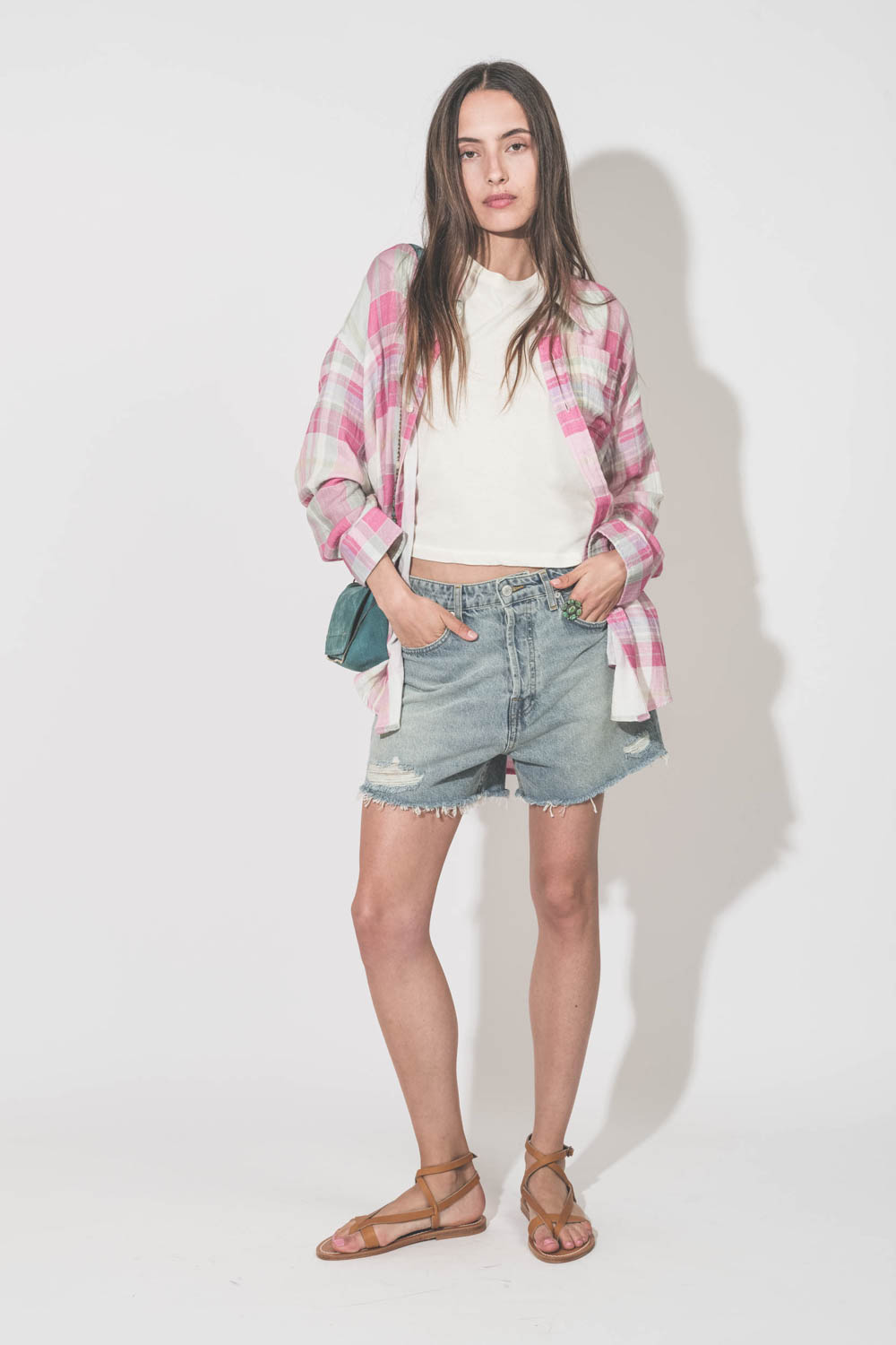 Chemise oversize à carreaux roses Button Front Denimist. Porté ouverte de face avec un tee-shirt Peak Shoulder écru The Great, un short en jean bleu Mikuta, des sandales Aubigne Pul naturel K.Jacques Saint-Tropez et un mini-sac Bobi S Croco Agave Jérôme D